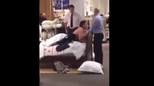 Bed in winkel wordt meteen uitgetest door een hitsig koppeltje