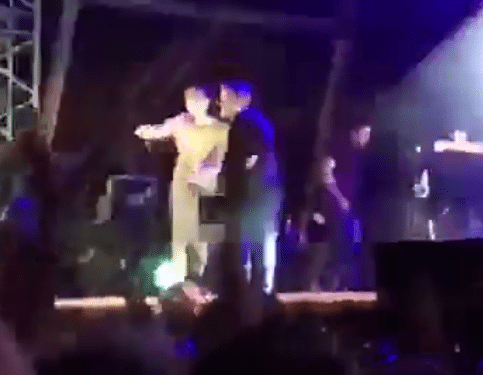 Elbow-zanger danst met streaker op het podium