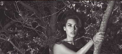 Kim Kardashian poedelnaakt in de boom