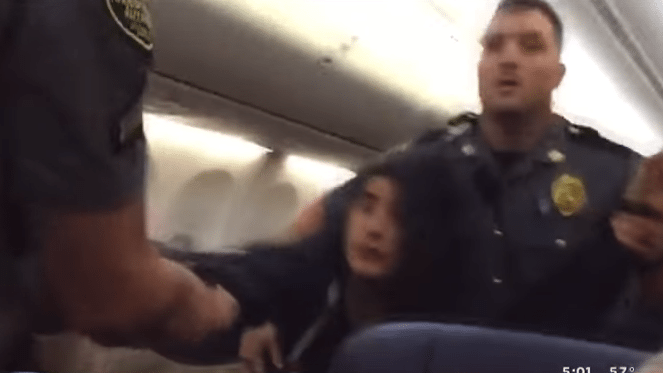 Hysterische moslima uit vliegtuig gezet
