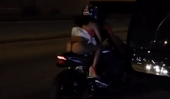 Fijn uitzicht onderweg dankzij babe op een snelle motor