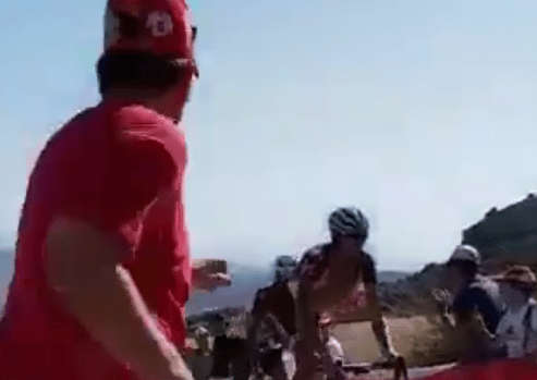 Toeschouwer beukt wielrenner Belkov neer in 12e rit La Vuelta.