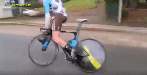 De buikschuiver van Maximme Roger tijdens tijdrit