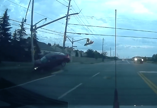 Auto wordt gelanceerd en ramt verkeerslicht