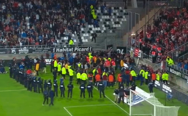 Tribune stort in tijdens voetbalwedstrijd in Franse Ligue 1