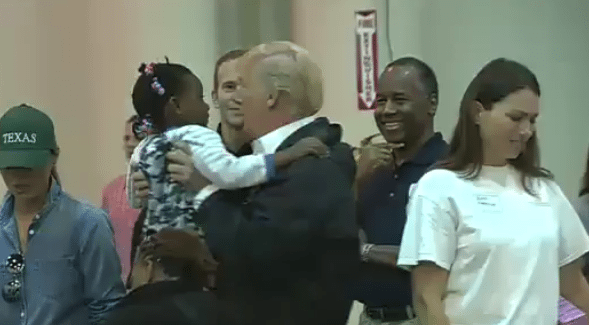 Trump bezoekt slachtoffers van orkaan Harvey in Houston