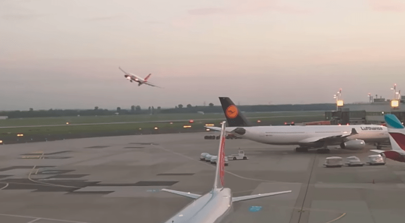 Piloot Air Berlin geschorst na afscheidsrondje met vliegtuig