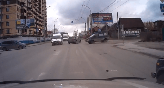 Ambulance krijgt een tikkie van oversteker