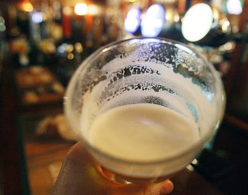 Menstruerende vrouw krijgt korting in bar