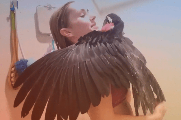 Meisje doucht met hele grote kaketoe