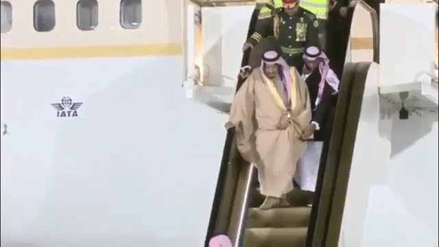 Gouden vliegtuigtrap van koning Salman faalt