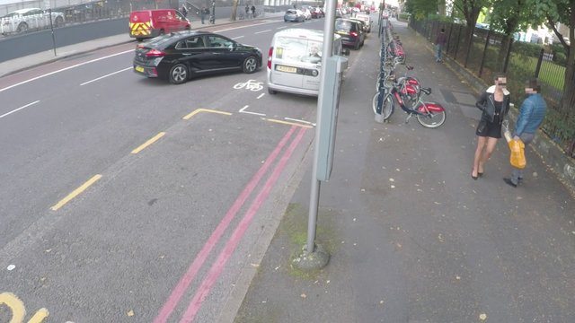 Vrouw lastig vallen, daarna portie karma krijgen