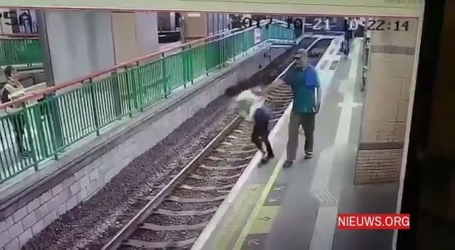 Bizar: Man duwt spoormedewerker op rails