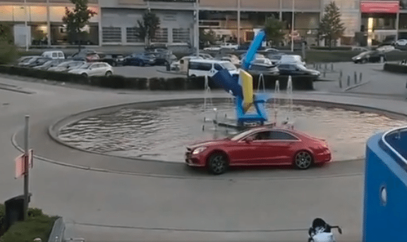 Belg stuurt zijn Mercedes het vijver in