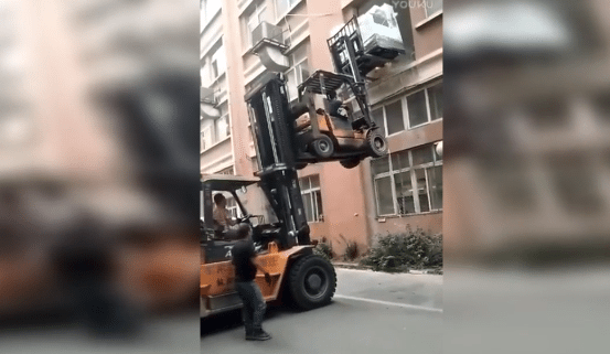 Bezorgdienst met twee heftrucks loopt niet goed af