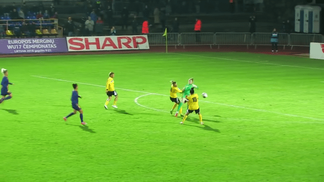 Drie voetbalsters van Gintra Universitetas krijgen bal niet in goal