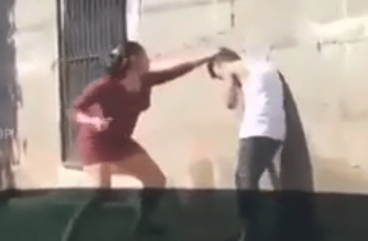 Jongen betast vrouw bij haar kont en krijgt flinke tikken terug