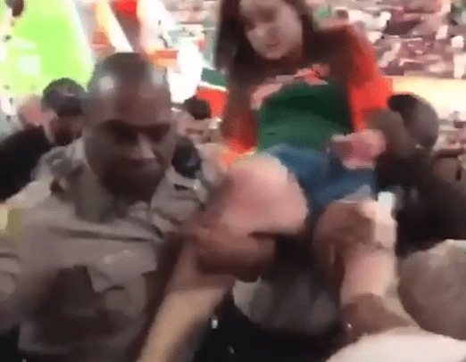 Dronken vrouw slaat agent en krijgt karma terug