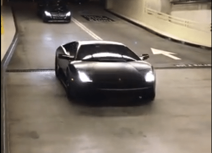 Dikke Lamborghini hoeft niet te betalen voor parkeren