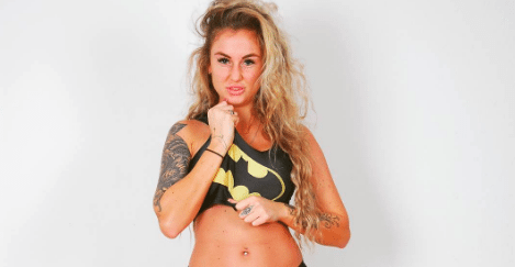 Rosanna van Temptation Island topless te bewonderen