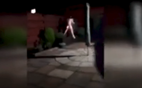 Sekspop met vuurpijl opgeblazen