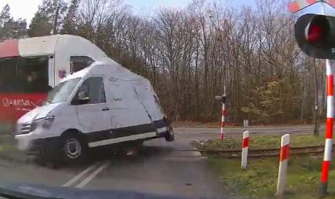 Trein beukt bestelbus van spoorovergang af