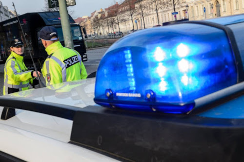 Automobilist (79) rijdt treinrails op