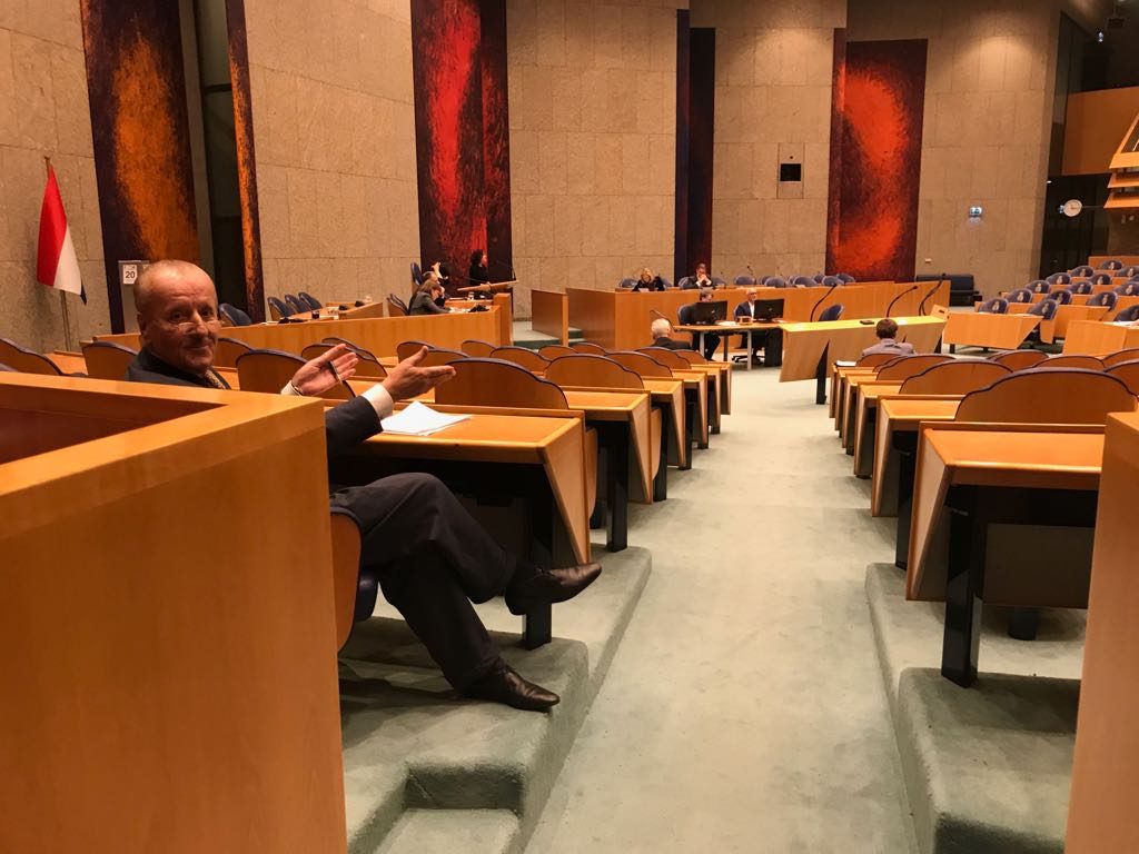 Theo Hiddema vraagt zich af waar de kamerleden zijn tijdens debat