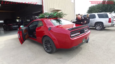 Kerstboom op het dak van Dodge Challenger Hellcat
