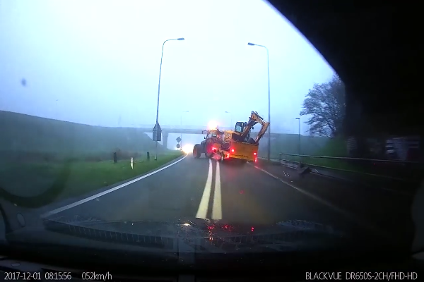 Graafmachine op oplegger klapt tegen spoorviaduct bij Alkmaar