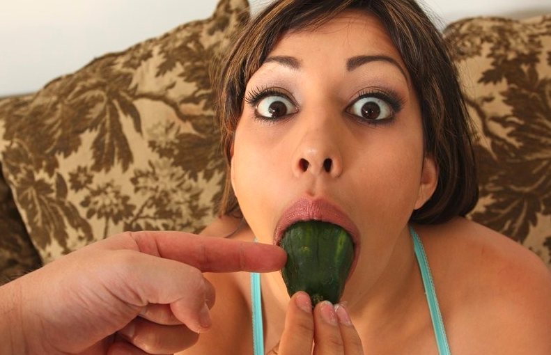 Jonge vrouw slikt iets in tijdens fellatio