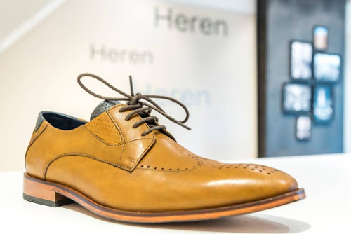 Jongen met geweld van schoenen beroofd