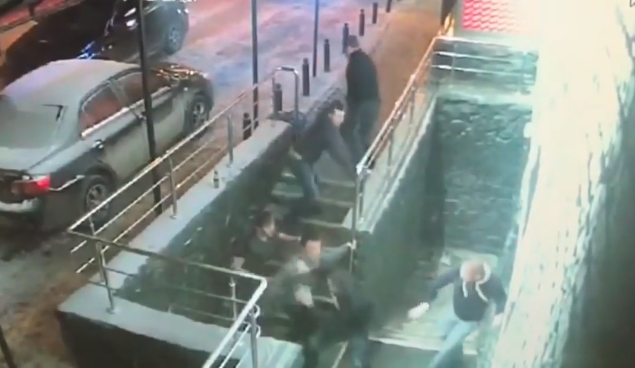 Heftige vechtpartij bij dansclub Alpen Grotte in Novosibirsk