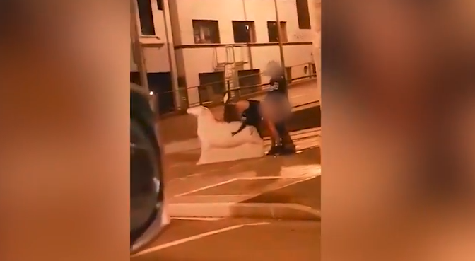 Koppel betrapt tijdens seks op een standbeeld