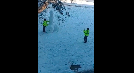 Politie moet sneeuwpiemel weghalen, “maar eerst een foto hoor!”