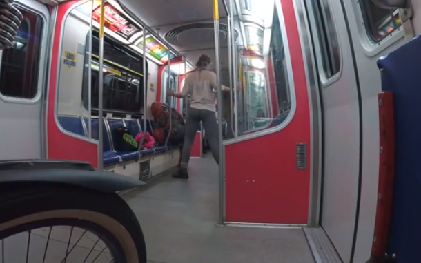 Vrouw heeft teveel keta snoepjes op en doet raar in trein