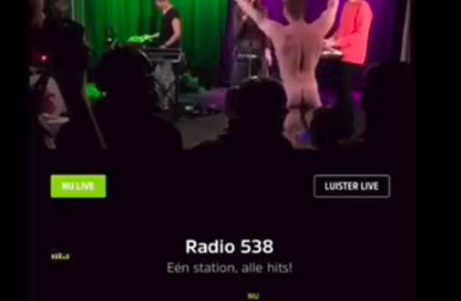 Streaker tijdens optreden van zangeres Maan tijdens radio 538 show