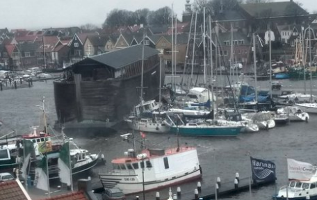 Ark van Noach op drift in haven van Urk
