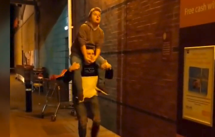 Vrienden maken lol en kopt bord