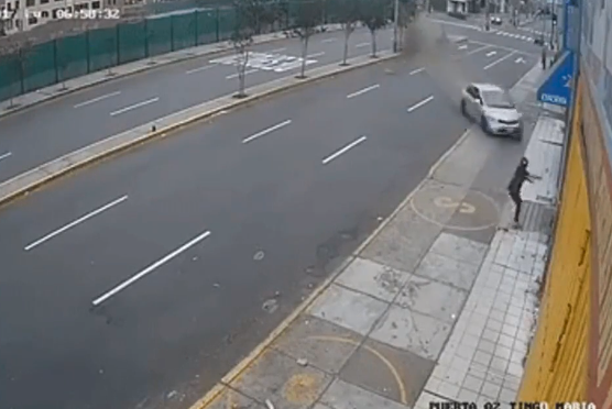 Bizar auto-ongeluk door dronken klootzak. Vrouw gelanceerd.