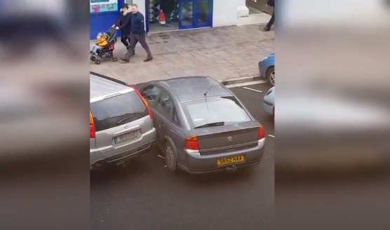 Engelse vrouw is ramp in ‘auto parkeren’