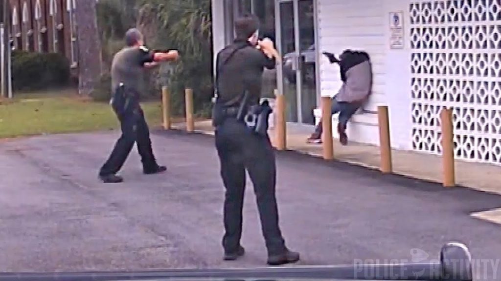 Video: Aanhouding verdachte loopt verkeerd en agenten grijpen in