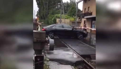 Autobestuurder snapt spoorwegovergang niet