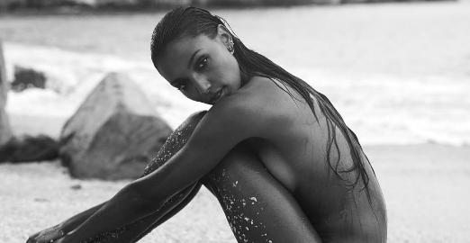Jasmine Tookes vierde haar 27ste verjaardag met toplessfoto