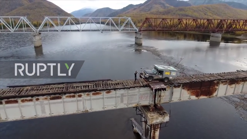 Russische chauffeur test krakkemikkige brug uit