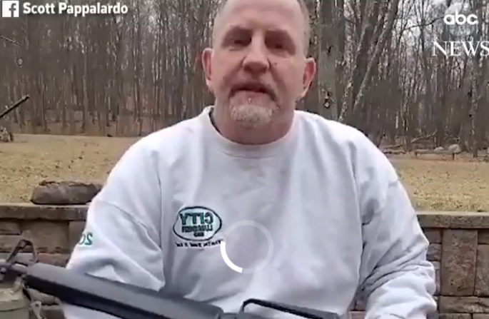 Amerikaan zaagt AR-15 wapen doormidden