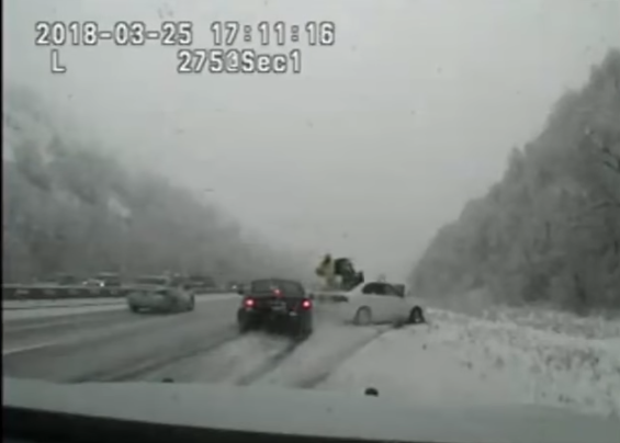 Politieman op snelweg geraakt door auto in slip