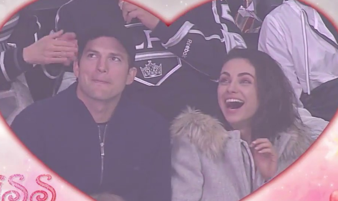 Ashton Kutcher pakt Mila Kunis op haar mond voor Kiss Cam