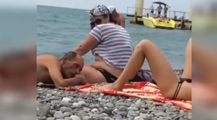 Ouwe Henkie weet niet dat hij een vieze voyeur is