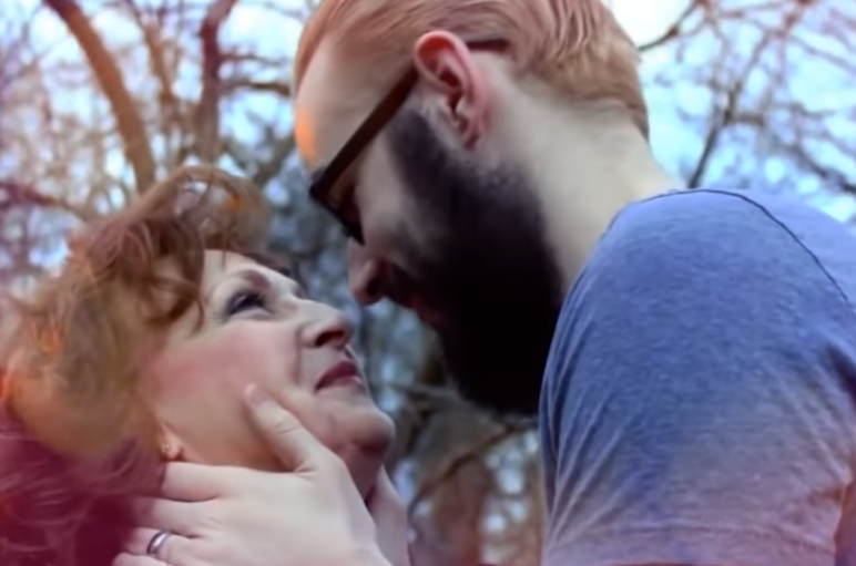 19-jarige man is getrouwd met 72-jarige Gilf (oma)